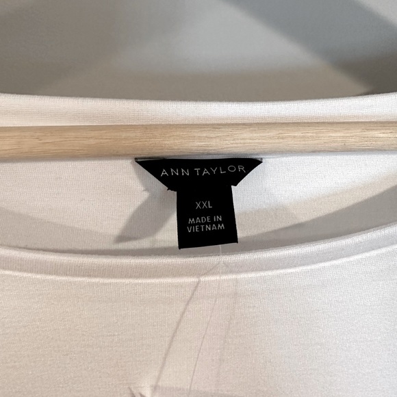 NWT! Beautiful crisp white top with eyelet detail - hard to find xxl - Picture 4 of 5